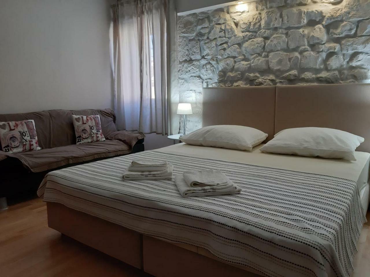 Carol Rooms Trogir Eksteriør billede